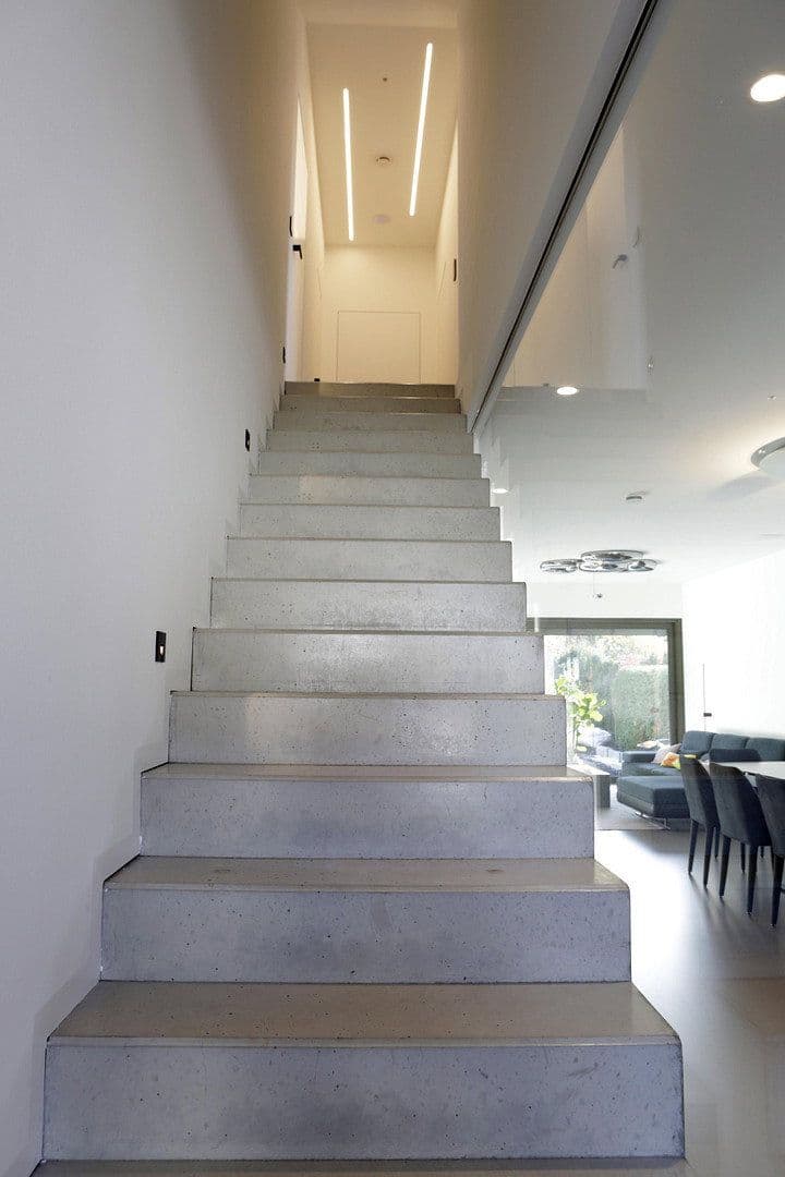 Predaj domu 420 m², pozemok 643 m², Bad Vilbel, Hesensko Predaj domu 420 m², pozemok 643 m², Bad Vilbel, Hesensko
