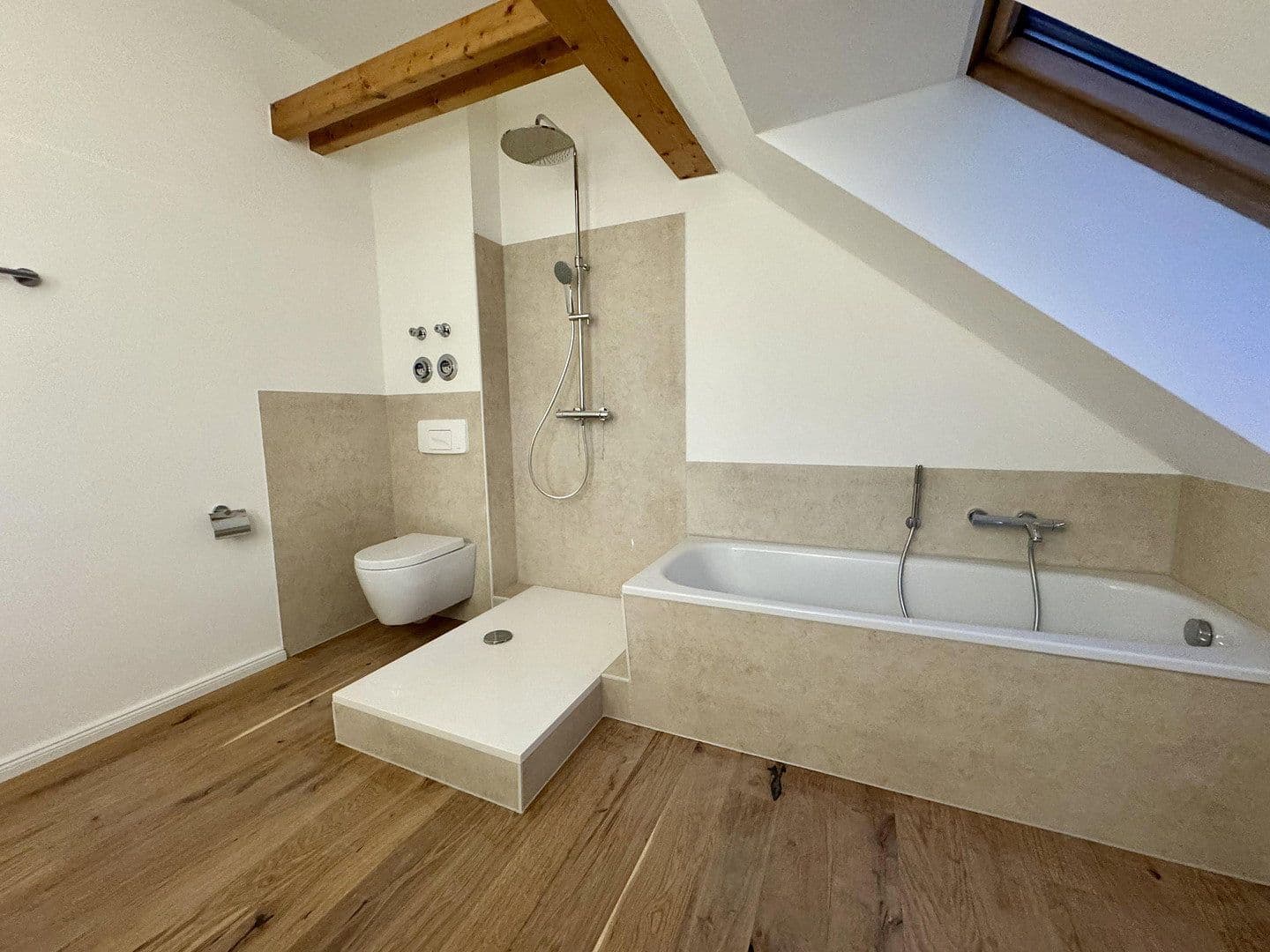 Prenájom bytu 2-izbový 70 m², Lutherstraße 23, Zwickau, Sasko Prenájom bytu 2-izbový 70 m², Lutherstraße 23, Zwickau, Sasko