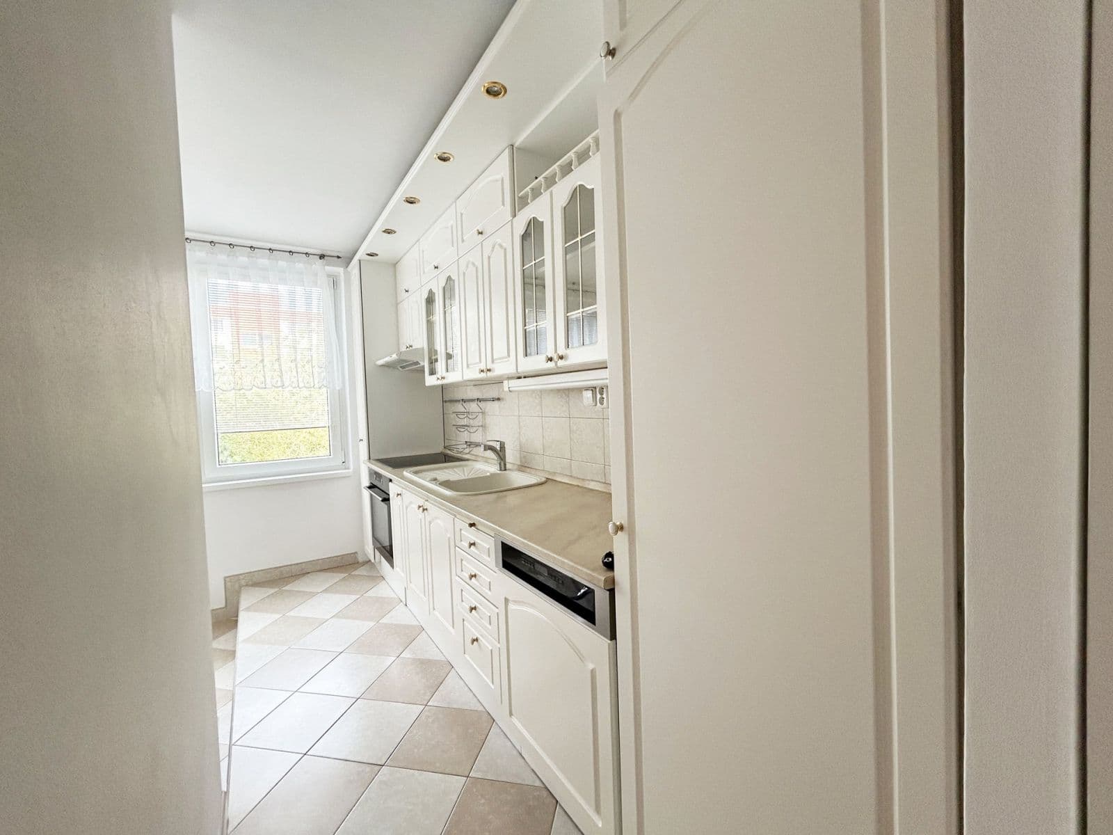 Prenájom bytu 3-izbový 69 m², Machatého, Praha, Praha Prenájom bytu 3-izbový 69 m², Machatého, Praha, Praha