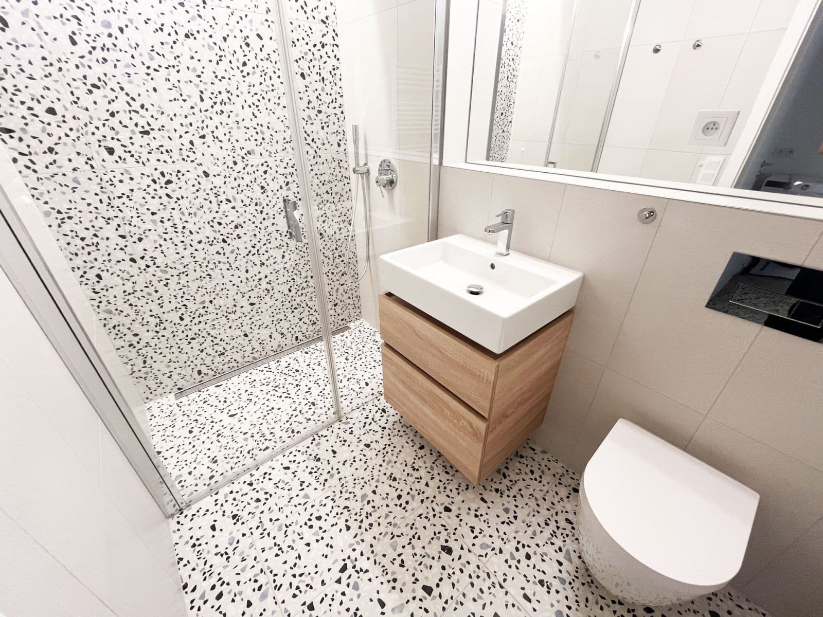 Prenájom bytu 1-izbový 37 m², U Komína, Praha, Praha Prenájom bytu 1-izbový 37 m², U Komína, Praha, Praha