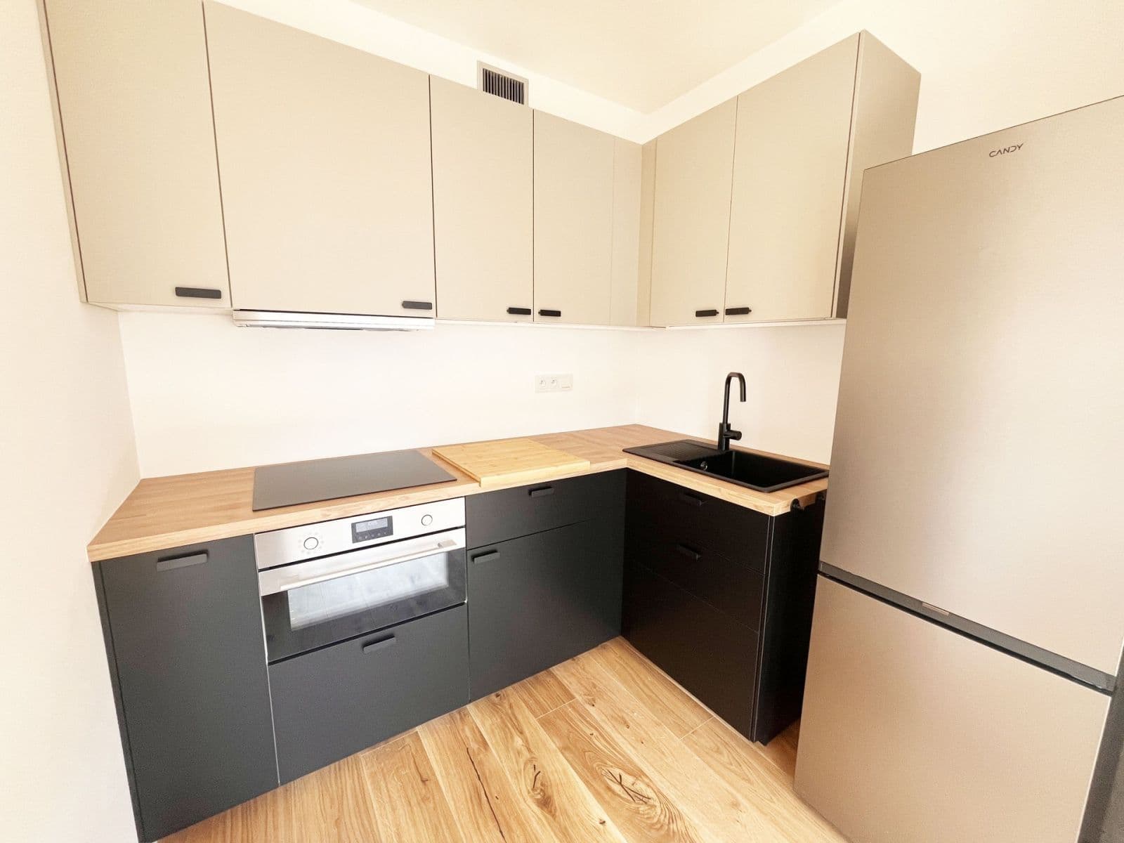 Prenájom bytu 1-izbový 37 m², U Komína, Praha, Praha Prenájom bytu 1-izbový 37 m², U Komína, Praha, Praha