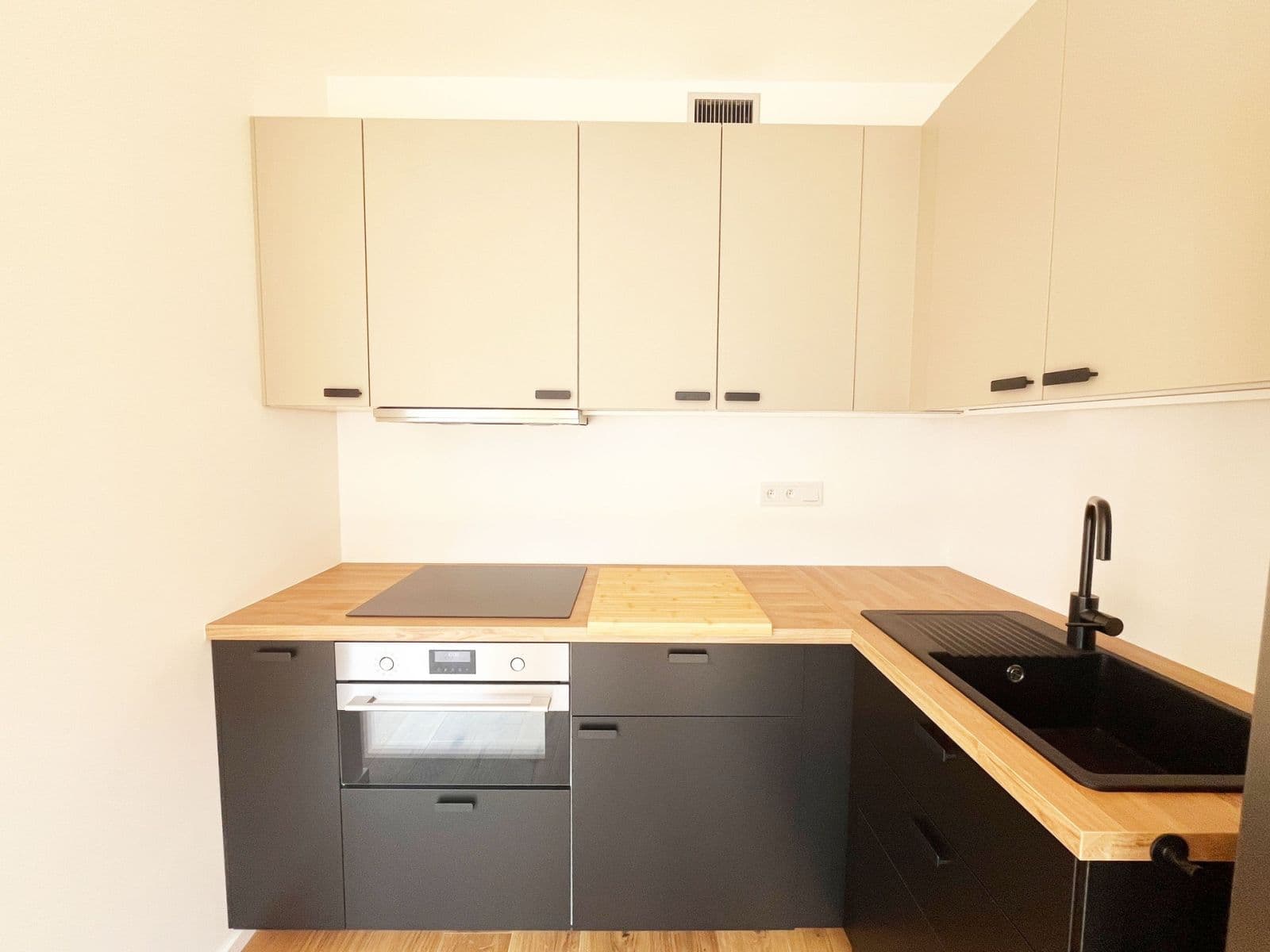 Prenájom bytu 1-izbový 37 m², U Komína, Praha, Praha Prenájom bytu 1-izbový 37 m², U Komína, Praha, Praha