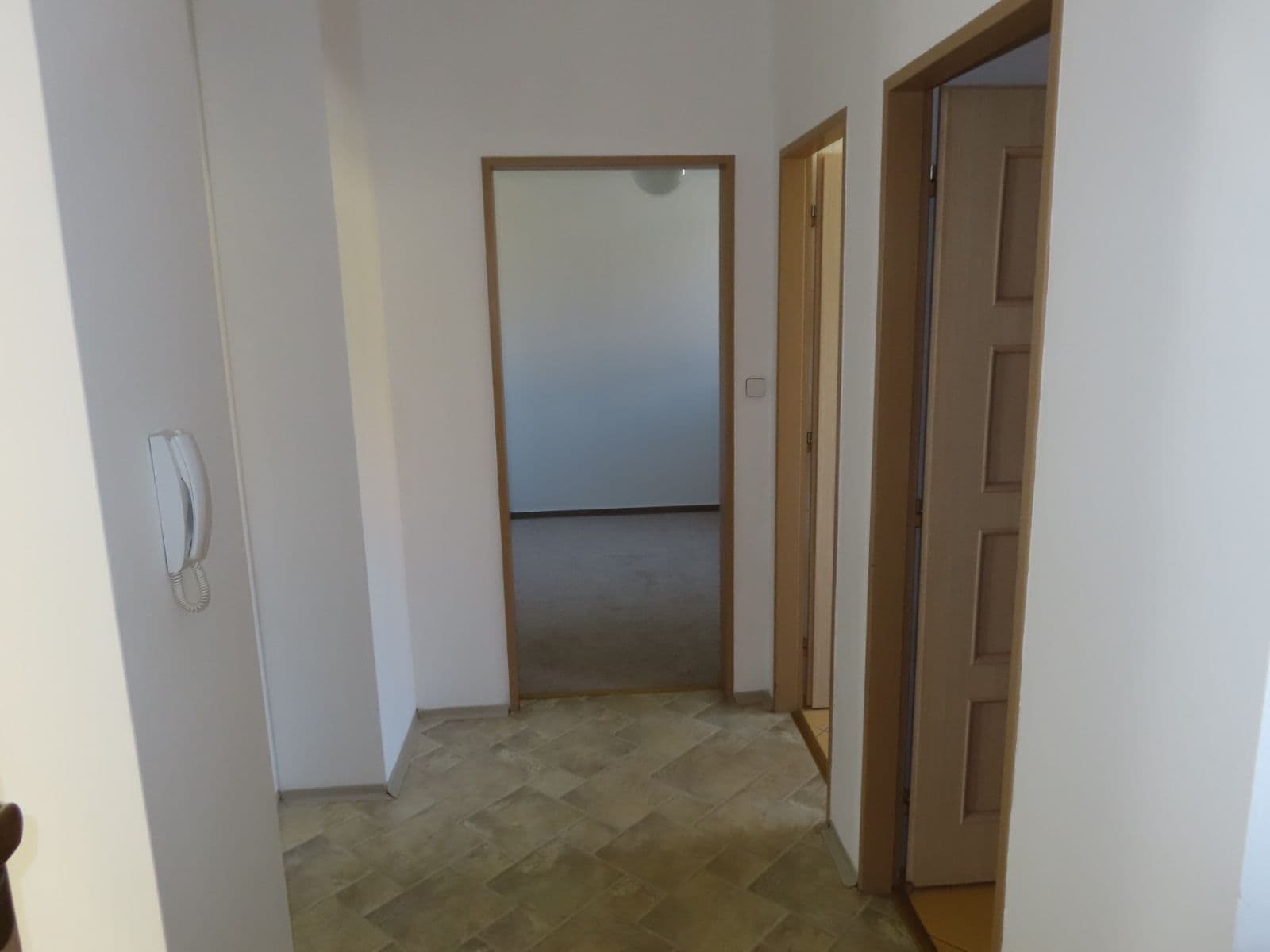 Prenájom bytu 3-izbový 58 m², Vlnitá, Praha, Praha Prenájom bytu 3-izbový 58 m², Vlnitá, Praha, Praha
