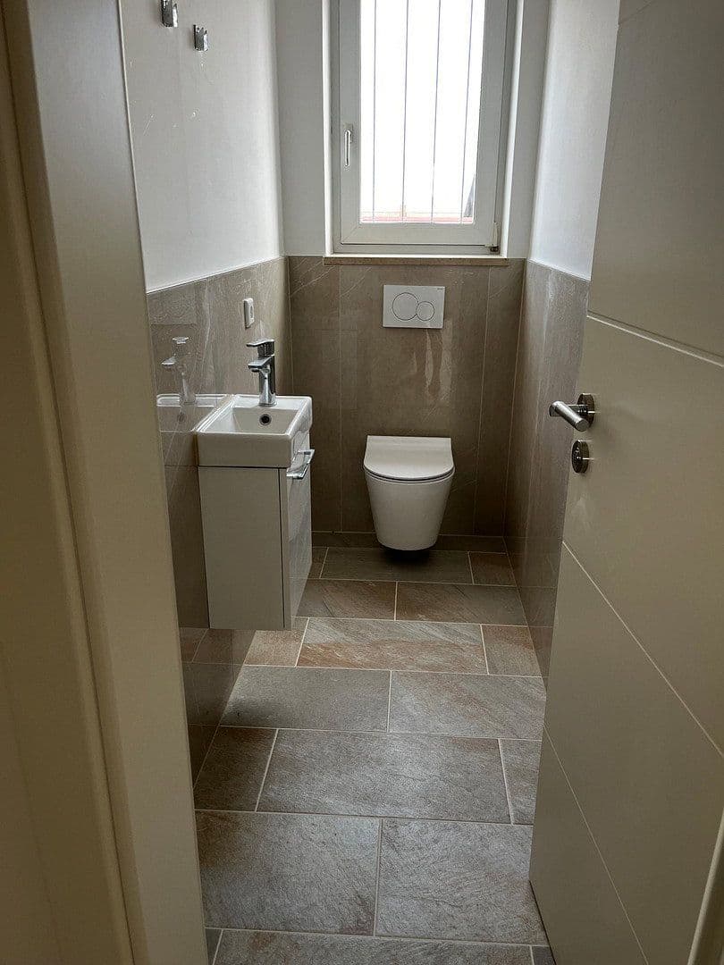 Prenájom bytu 7-izbový 245 m², Gilching, Bavorsko Prenájom bytu 7-izbový 245 m², Gilching, Bavorsko