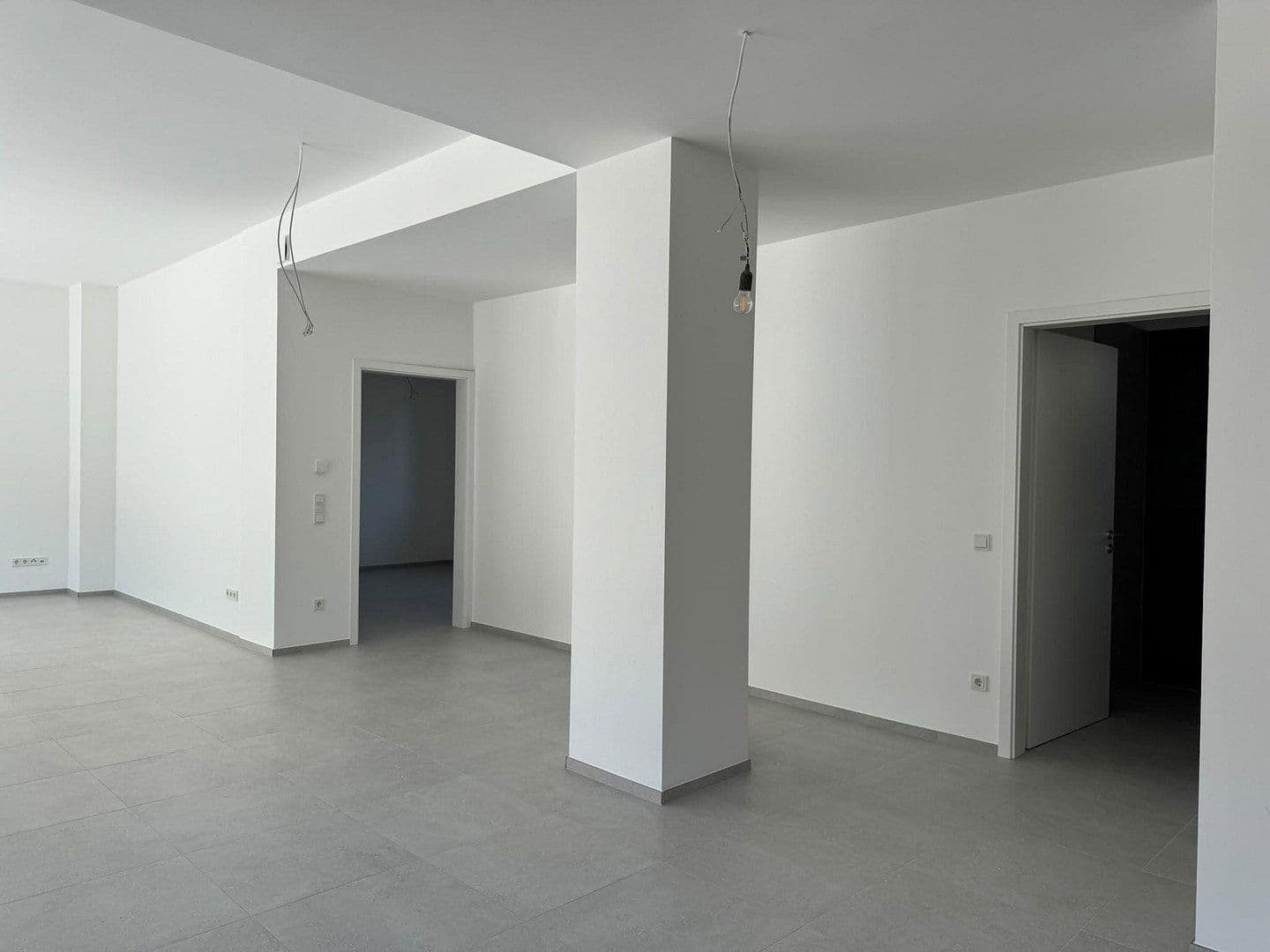 Prenájom bytu 3-izbový 121 m², Frankfurt am Main, Hesensko Prenájom bytu 3-izbový 121 m², Frankfurt am Main, Hesensko