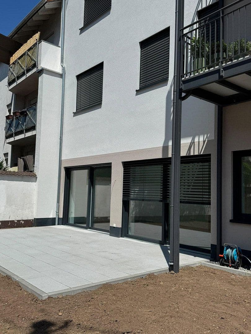 Prenájom bytu 3-izbový 121 m², Frankfurt am Main, Hesensko Prenájom bytu 3-izbový 121 m², Frankfurt am Main, Hesensko