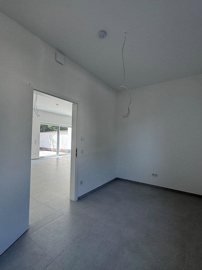 Prenájom bytu 3-izbový 121 m², Frankfurt am Main, Hesensko Prenájom bytu 3-izbový 121 m², Frankfurt am Main, Hesensko