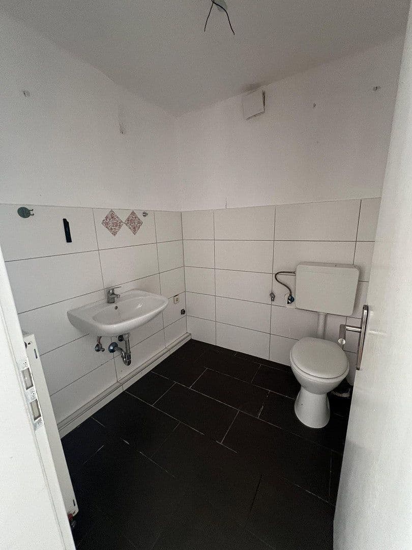 Prenájom bytu 5-izbový 115 m², Hochemmericher Str. 52, Duisburg, Severné Porýnie - Westfálsko Prenájom bytu 5-izbový 115 m², Hochemmericher Str. 52, Duisburg, Severné Porýnie - Westfálsko