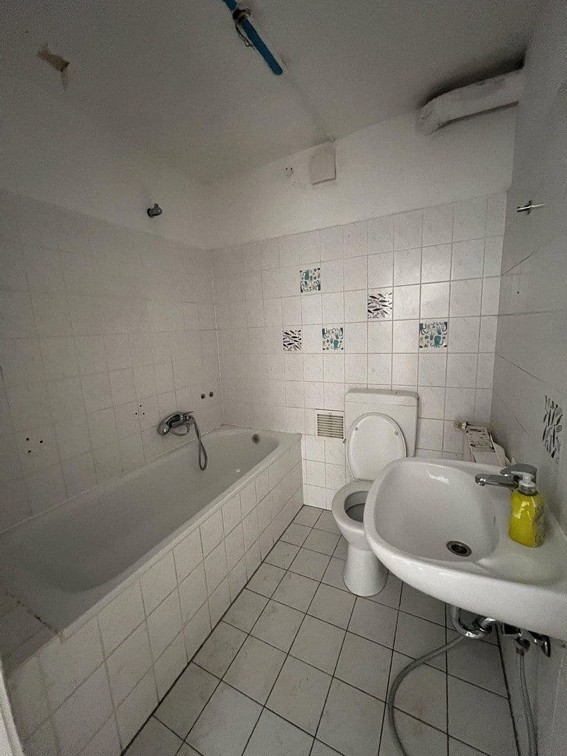 Prenájom bytu 5-izbový 115 m², Hochemmericher Str. 52, Duisburg, Severné Porýnie - Westfálsko Prenájom bytu 5-izbový 115 m², Hochemmericher Str. 52, Duisburg, Severné Porýnie - Westfálsko