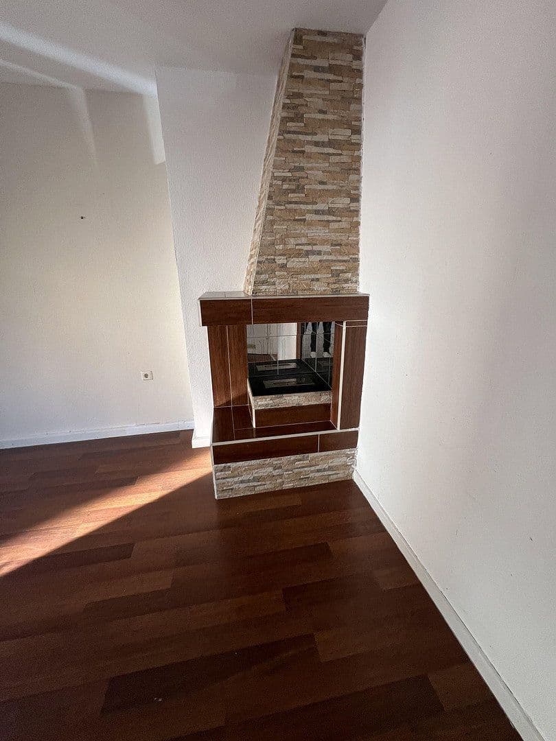 Prenájom bytu 5-izbový 115 m², Hochemmericher Str. 52, Duisburg, Severné Porýnie - Westfálsko Prenájom bytu 5-izbový 115 m², Hochemmericher Str. 52, Duisburg, Severné Porýnie - Westfálsko