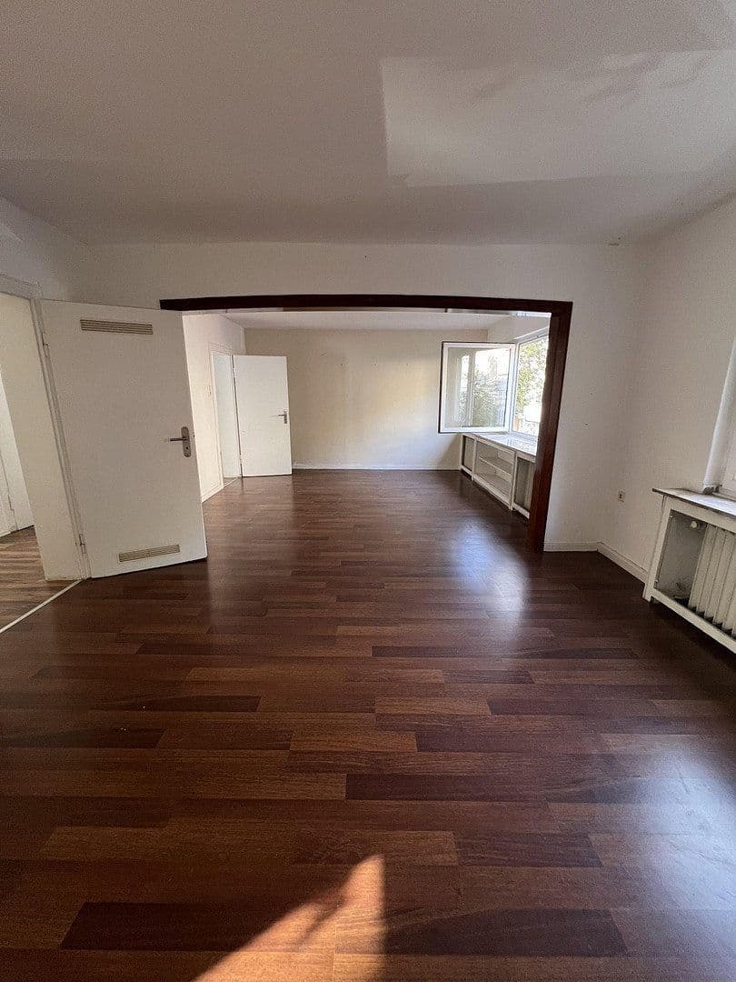 Prenájom bytu 5-izbový 115 m², Hochemmericher Str. 52, Duisburg, Severné Porýnie - Westfálsko Prenájom bytu 5-izbový 115 m², Hochemmericher Str. 52, Duisburg, Severné Porýnie - Westfálsko