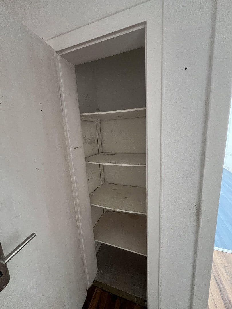 Prenájom bytu 5-izbový 115 m², Hochemmericher Str. 52, Duisburg, Severné Porýnie - Westfálsko Prenájom bytu 5-izbový 115 m², Hochemmericher Str. 52, Duisburg, Severné Porýnie - Westfálsko