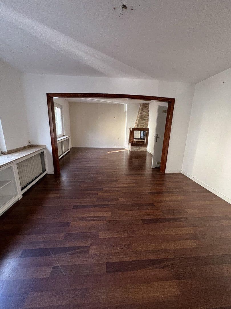 Prenájom bytu 5-izbový 115 m², Hochemmericher Str. 52, Duisburg, Severné Porýnie - Westfálsko Prenájom bytu 5-izbový 115 m², Hochemmericher Str. 52, Duisburg, Severné Porýnie - Westfálsko