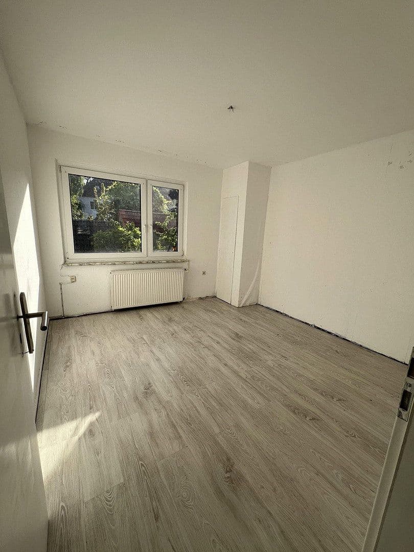 Prenájom bytu 5-izbový 115 m², Hochemmericher Str. 52, Duisburg, Severné Porýnie - Westfálsko Prenájom bytu 5-izbový 115 m², Hochemmericher Str. 52, Duisburg, Severné Porýnie - Westfálsko