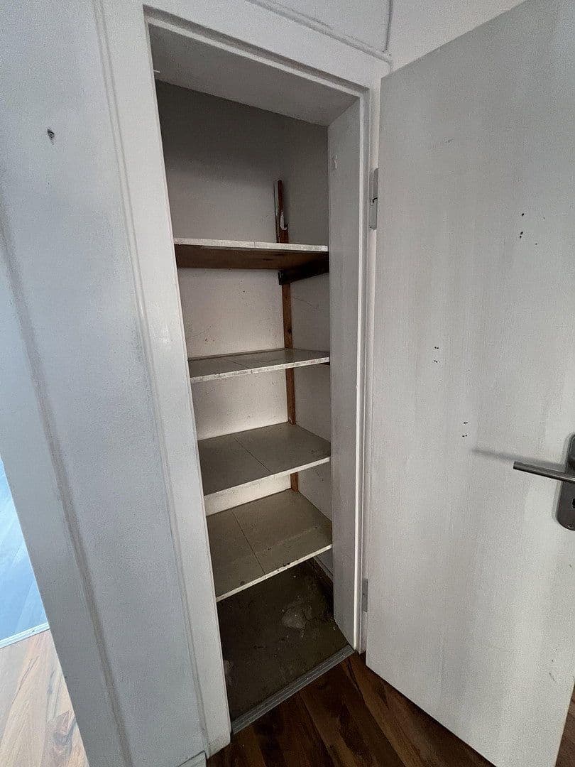 Prenájom bytu 5-izbový 115 m², Hochemmericher Str. 52, Duisburg, Severné Porýnie - Westfálsko Prenájom bytu 5-izbový 115 m², Hochemmericher Str. 52, Duisburg, Severné Porýnie - Westfálsko