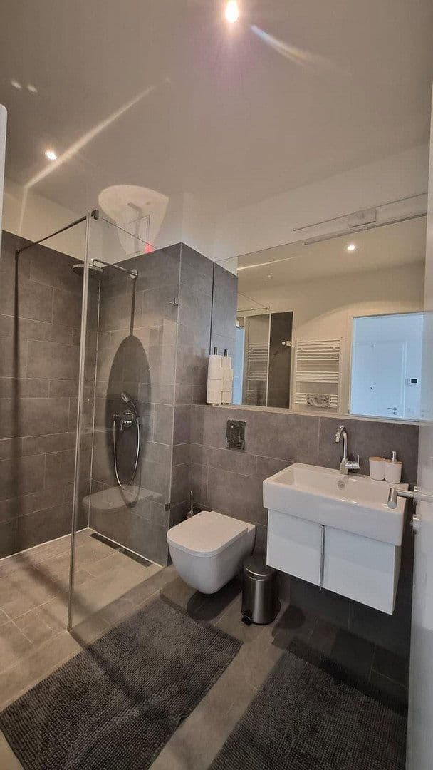 Prenájom bytu 3-izbový 110 m², Genthiner Straße 44, Berlin, Berlín Prenájom bytu 3-izbový 110 m², Genthiner Straße 44, Berlin, Berlín