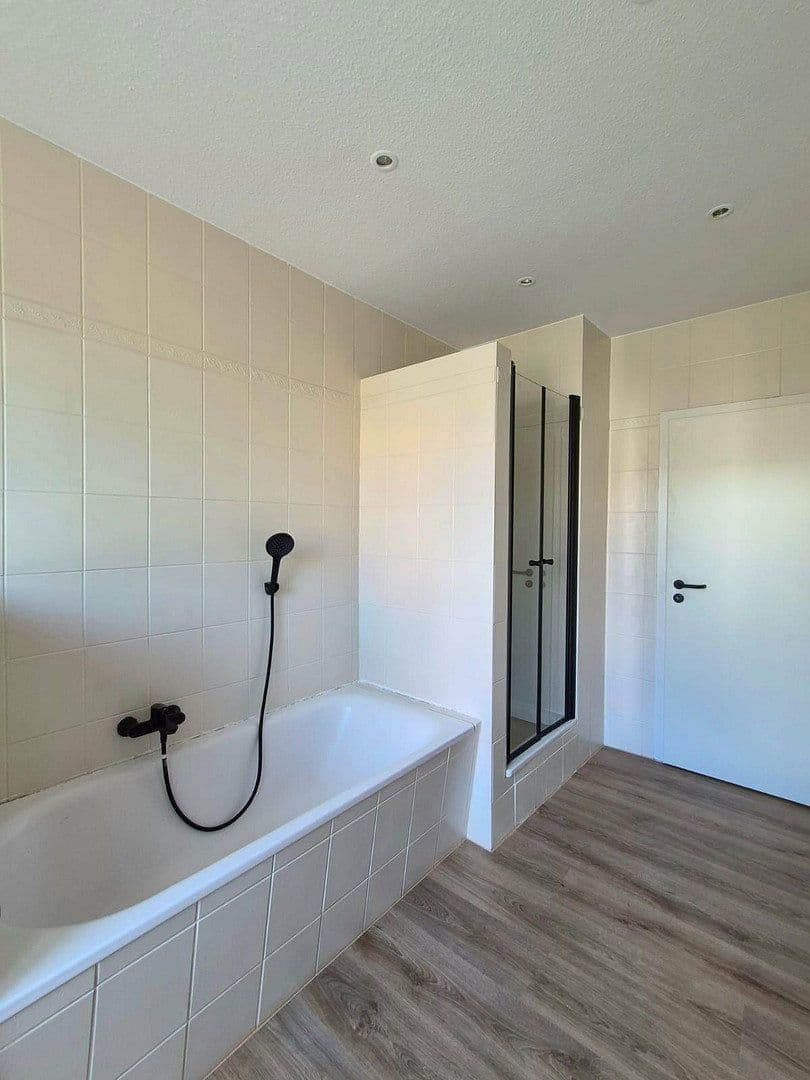 Prenájom bytu 3-izbový 75 m², Lomlerstraße 14, Zwenkau, Sasko Prenájom bytu 3-izbový 75 m², Lomlerstraße 14, Zwenkau, Sasko