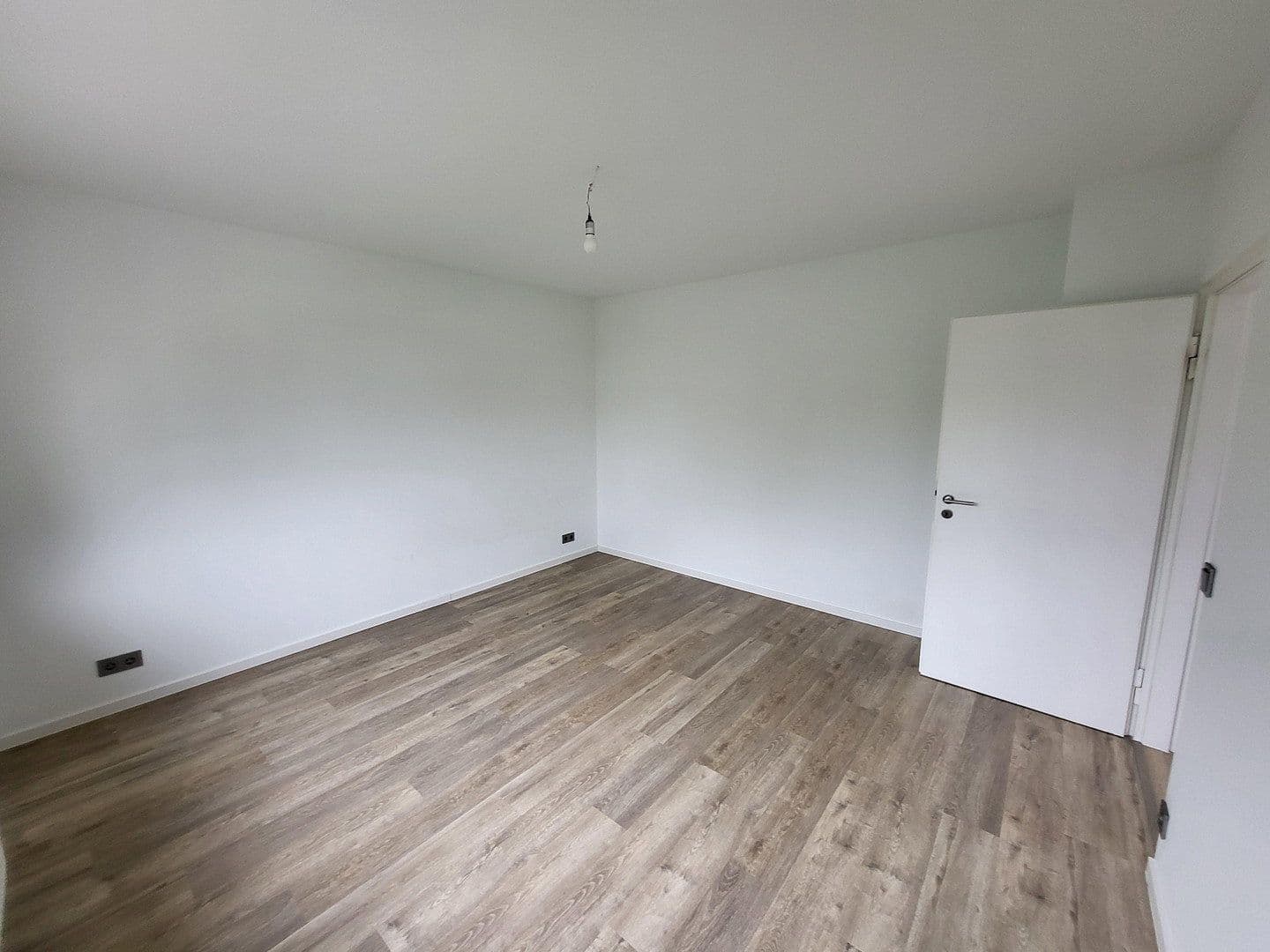 Predaj domu 170 m², pozemok 240 m², Schwalbach am Taunus, Hesensko Predaj domu 170 m², pozemok 240 m², Schwalbach am Taunus, Hesensko