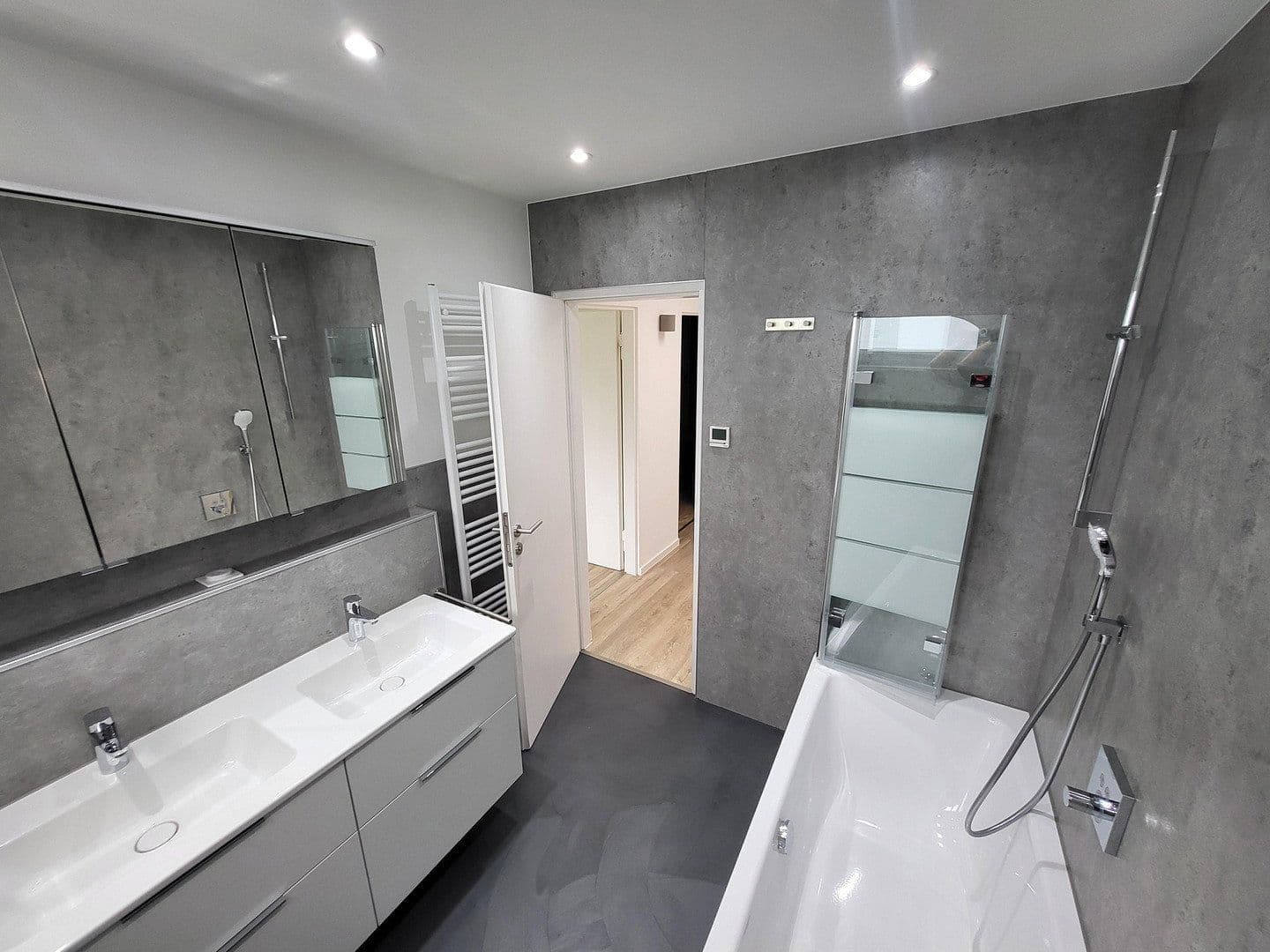 Predaj domu 170 m², pozemok 240 m², Schwalbach am Taunus, Hesensko Predaj domu 170 m², pozemok 240 m², Schwalbach am Taunus, Hesensko