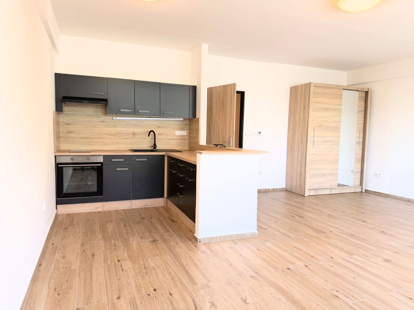 Prenájom bytu 1-izbový 48 m², náměstí doktora Edvarda Beneše, Liberec, Liberecký kraj Prenájom bytu 1-izbový 48 m², náměstí doktora Edvarda Beneše, Liberec, Liberecký kraj