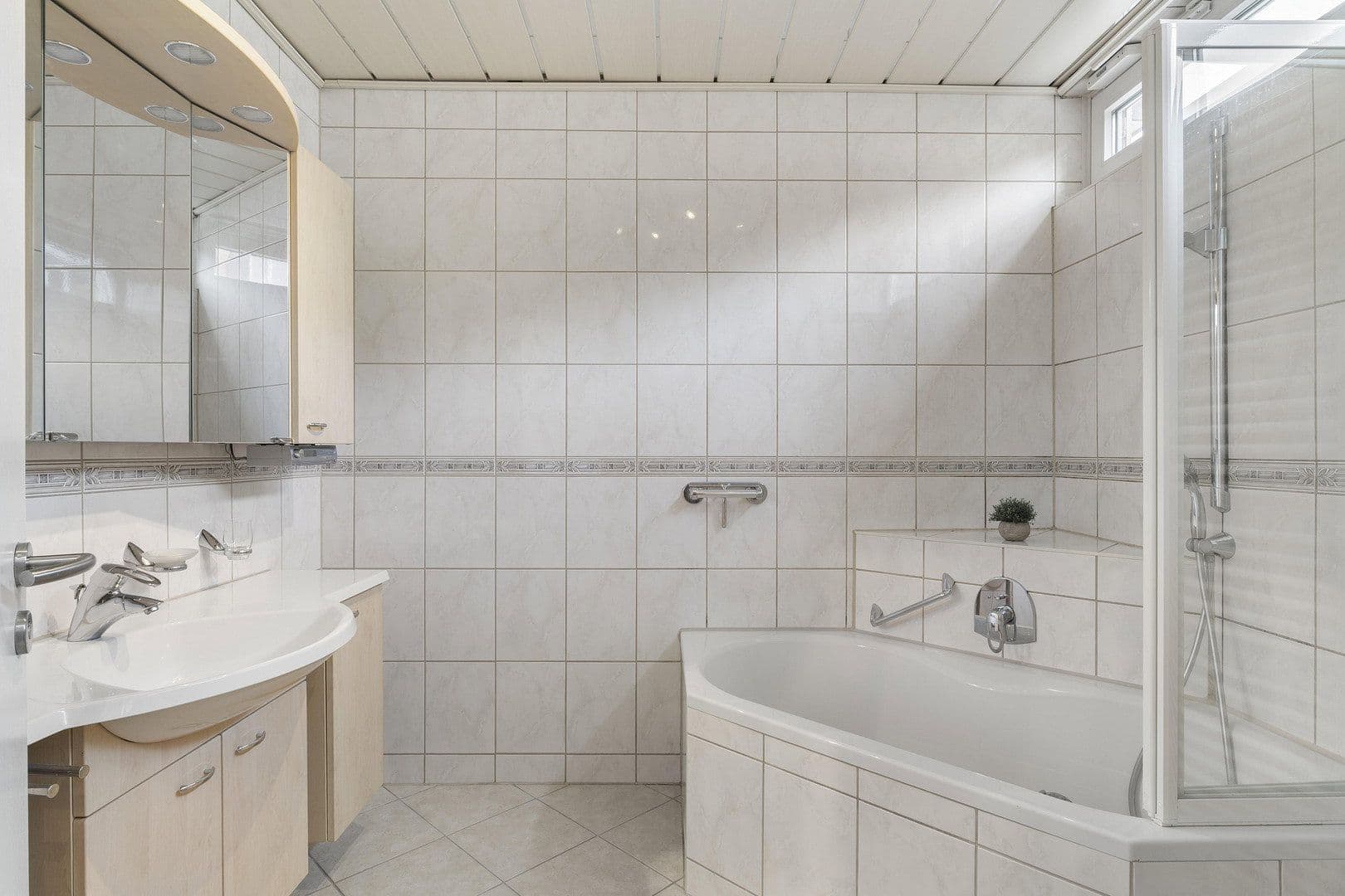 Predaj domu 166 m², pozemok 611 m², Schwalbach am Taunus, Hesensko Predaj domu 166 m², pozemok 611 m², Schwalbach am Taunus, Hesensko