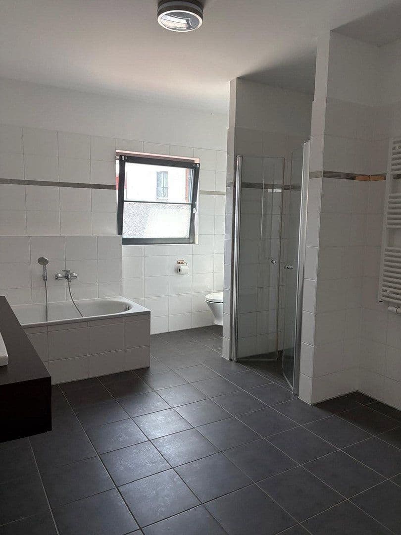 Prenájom bytu 3-izbový 105 m², Rostock, Meklenbursko-Predpomoransko Prenájom bytu 3-izbový 105 m², Rostock, Meklenbursko-Predpomoransko