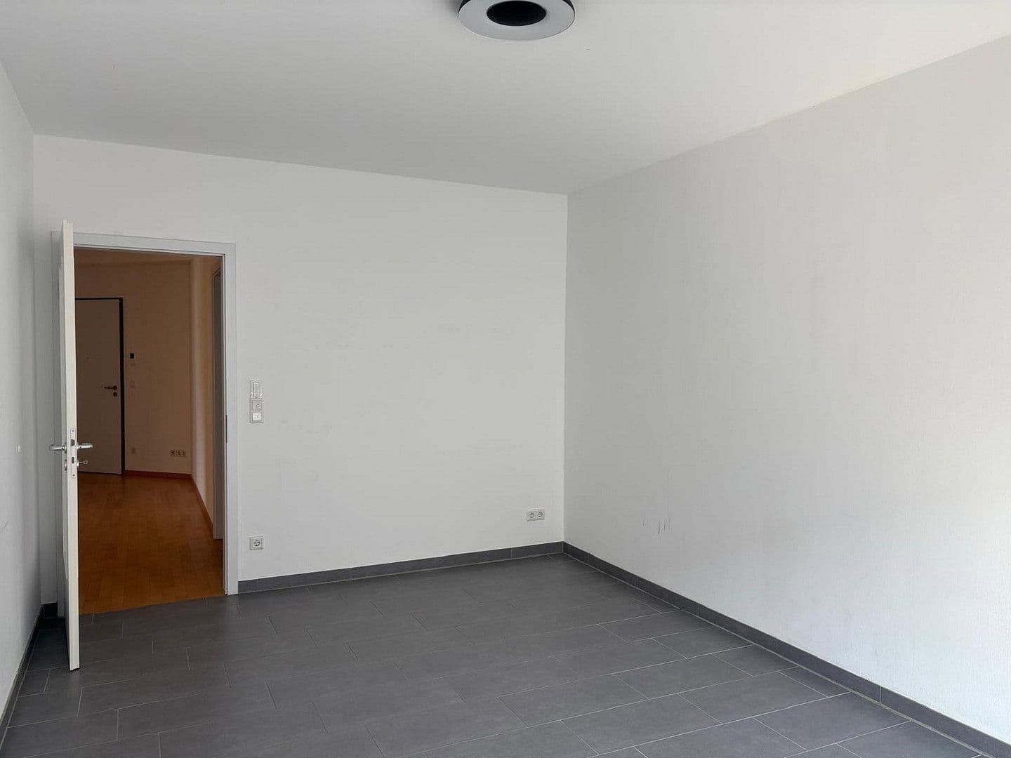 Prenájom bytu 3-izbový 105 m², Rostock, Meklenbursko-Predpomoransko Prenájom bytu 3-izbový 105 m², Rostock, Meklenbursko-Predpomoransko