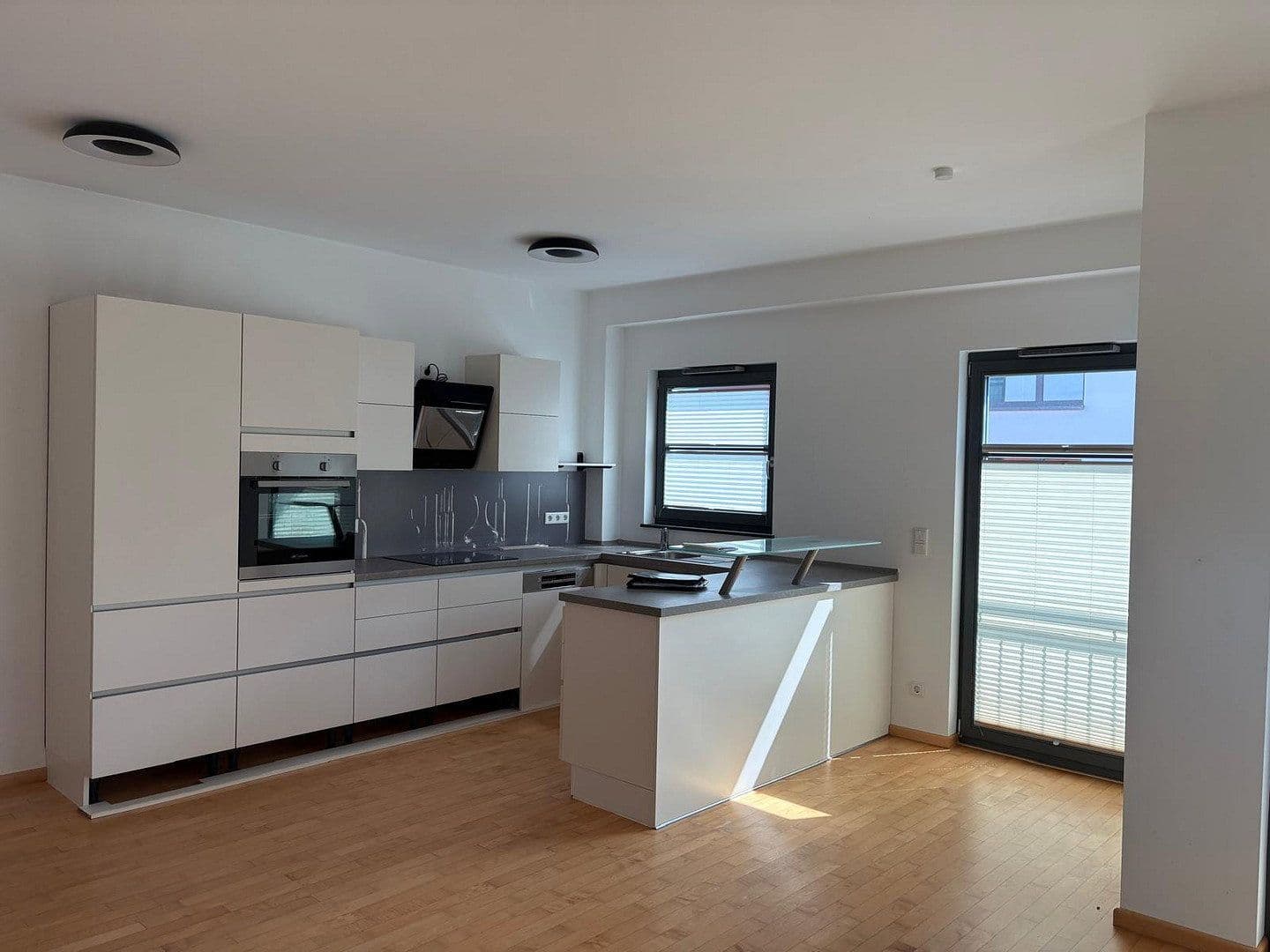 Prenájom bytu 3-izbový 105 m², Rostock, Meklenbursko-Predpomoransko Prenájom bytu 3-izbový 105 m², Rostock, Meklenbursko-Predpomoransko
