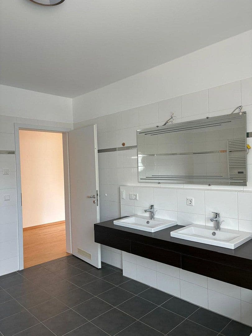 Prenájom bytu 3-izbový 105 m², Rostock, Meklenbursko-Predpomoransko Prenájom bytu 3-izbový 105 m², Rostock, Meklenbursko-Predpomoransko
