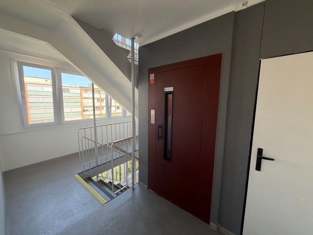 Prenájom bytu 3-izbový 54 m², Kaplická, Praha, Praha Prenájom bytu 3-izbový 54 m², Kaplická, Praha, Praha