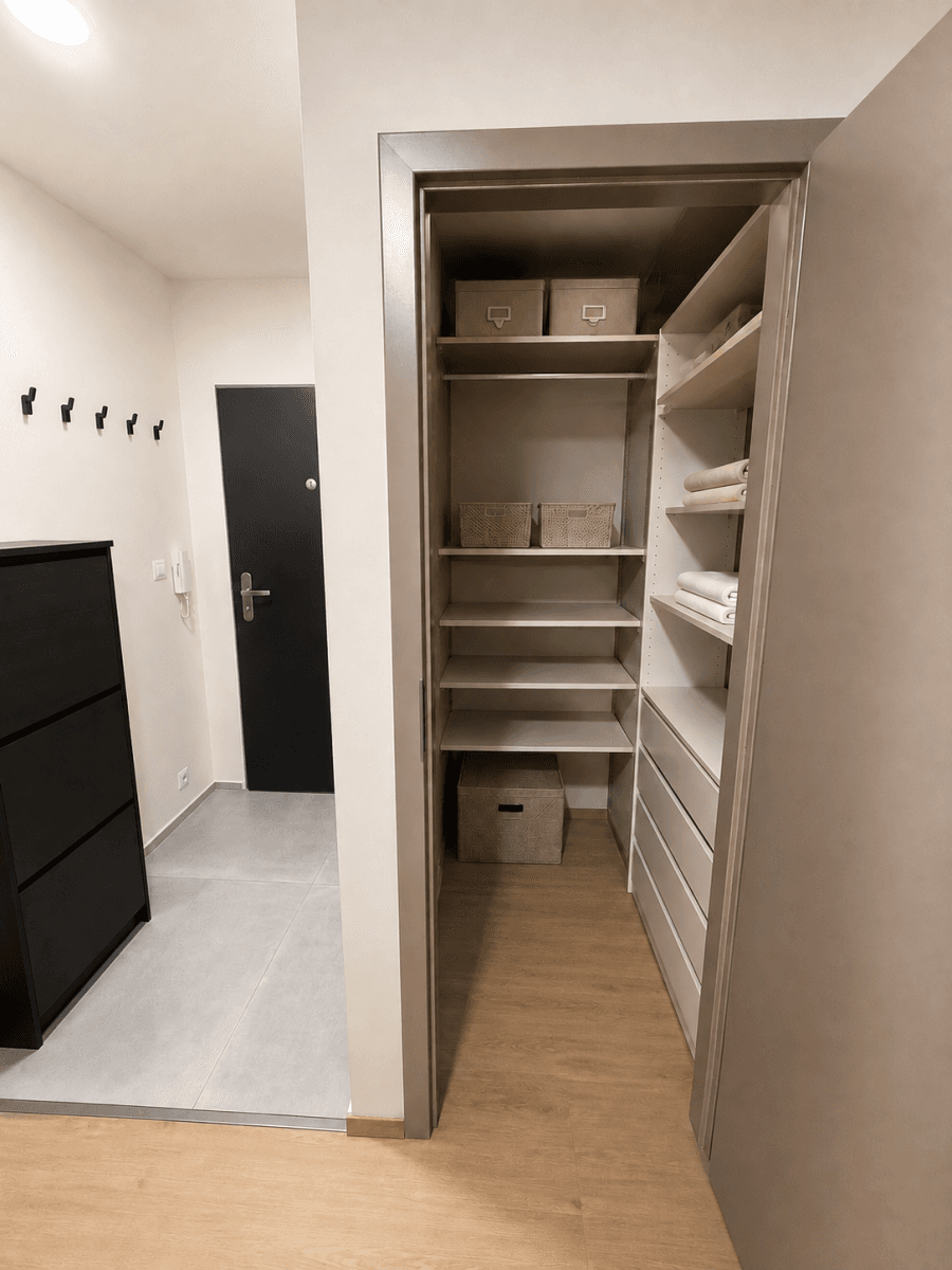 Prenájom bytu 3-izbový 54 m², Kaplická, Praha, Praha Prenájom bytu 3-izbový 54 m², Kaplická, Praha, Praha