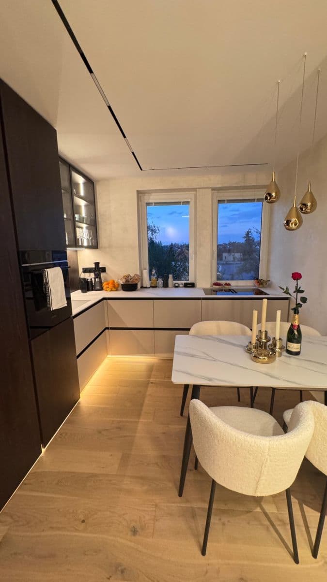 Predaj bytu 2-izbový 62 m², Komenského náměstí, Říčany, Středočeský kraj Predaj bytu 2-izbový 62 m², Komenského náměstí, Říčany, Středočeský kraj