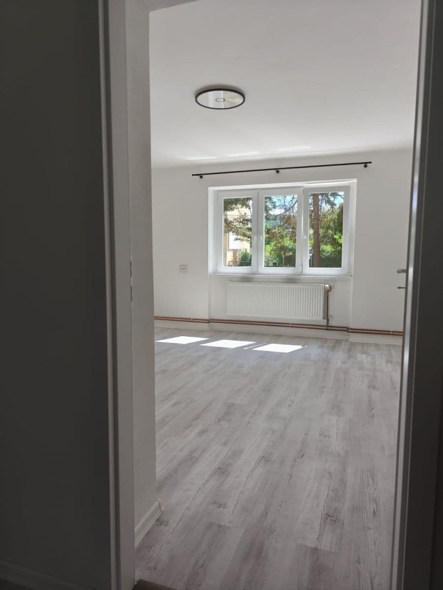 Prenájom bytu 2-izbový 69 m², Karlovarská, Lubenec, Ústecký kraj Prenájom bytu 2-izbový 69 m², Karlovarská, Lubenec, Ústecký kraj