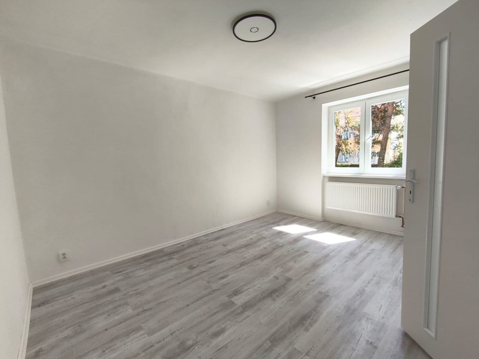 Prenájom bytu 2-izbový 69 m², Karlovarská, Lubenec, Ústecký kraj Prenájom bytu 2-izbový 69 m², Karlovarská, Lubenec, Ústecký kraj