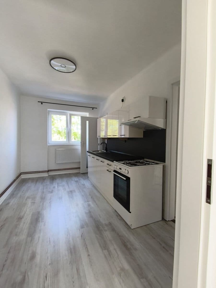 Prenájom bytu 2-izbový 69 m², Karlovarská, Lubenec, Ústecký kraj Prenájom bytu 2-izbový 69 m², Karlovarská, Lubenec, Ústecký kraj