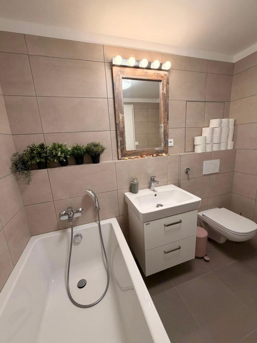 Prenájom bytu 1-izbový 37 m², nábřeží Závodu míru, Pardubice, Pardubický kraj Prenájom bytu 1-izbový 37 m², nábřeží Závodu míru, Pardubice, Pardubický kraj