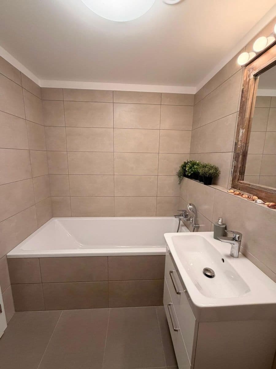 Prenájom bytu 1-izbový 37 m², nábřeží Závodu míru, Pardubice, Pardubický kraj Prenájom bytu 1-izbový 37 m², nábřeží Závodu míru, Pardubice, Pardubický kraj