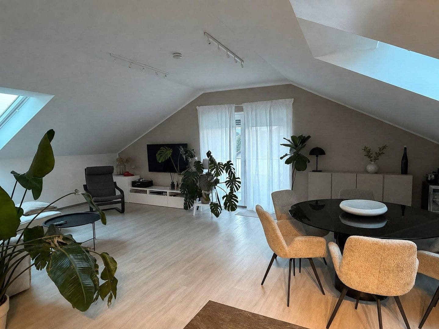 Prenájom bytu 3-izbový 100 m², Friedrich-Diffine-Str. 23, Kirchheim an der Weinstraße, Porýnie-Falcko Prenájom bytu 3-izbový 100 m², Friedrich-Diffine-Str. 23, Kirchheim an der Weinstraße, Porýnie-Falcko