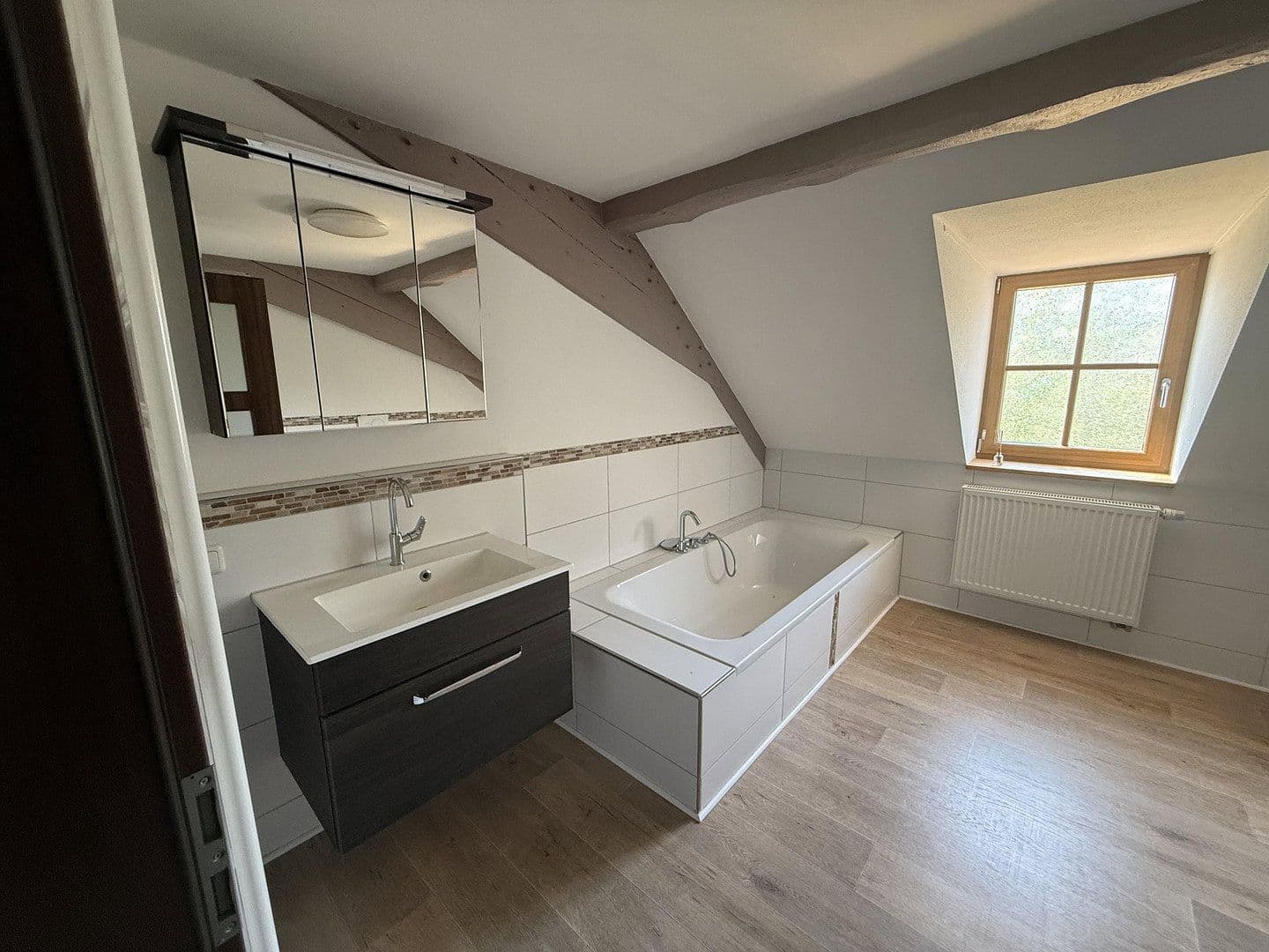 Prenájom bytu 3-izbový 120 m², Uehlfeld, Bavorsko Prenájom bytu 3-izbový 120 m², Uehlfeld, Bavorsko