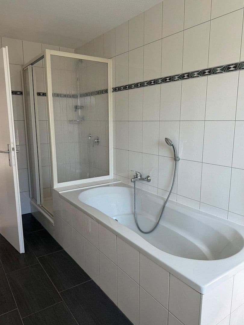 Prenájom bytu 3-izbový 88 m², Luttinger Straße 30a, Laufenburg (Baden), Bádensko-Wurttembersko Prenájom bytu 3-izbový 88 m², Luttinger Straße 30a, Laufenburg (Baden), Bádensko-Wurttembersko