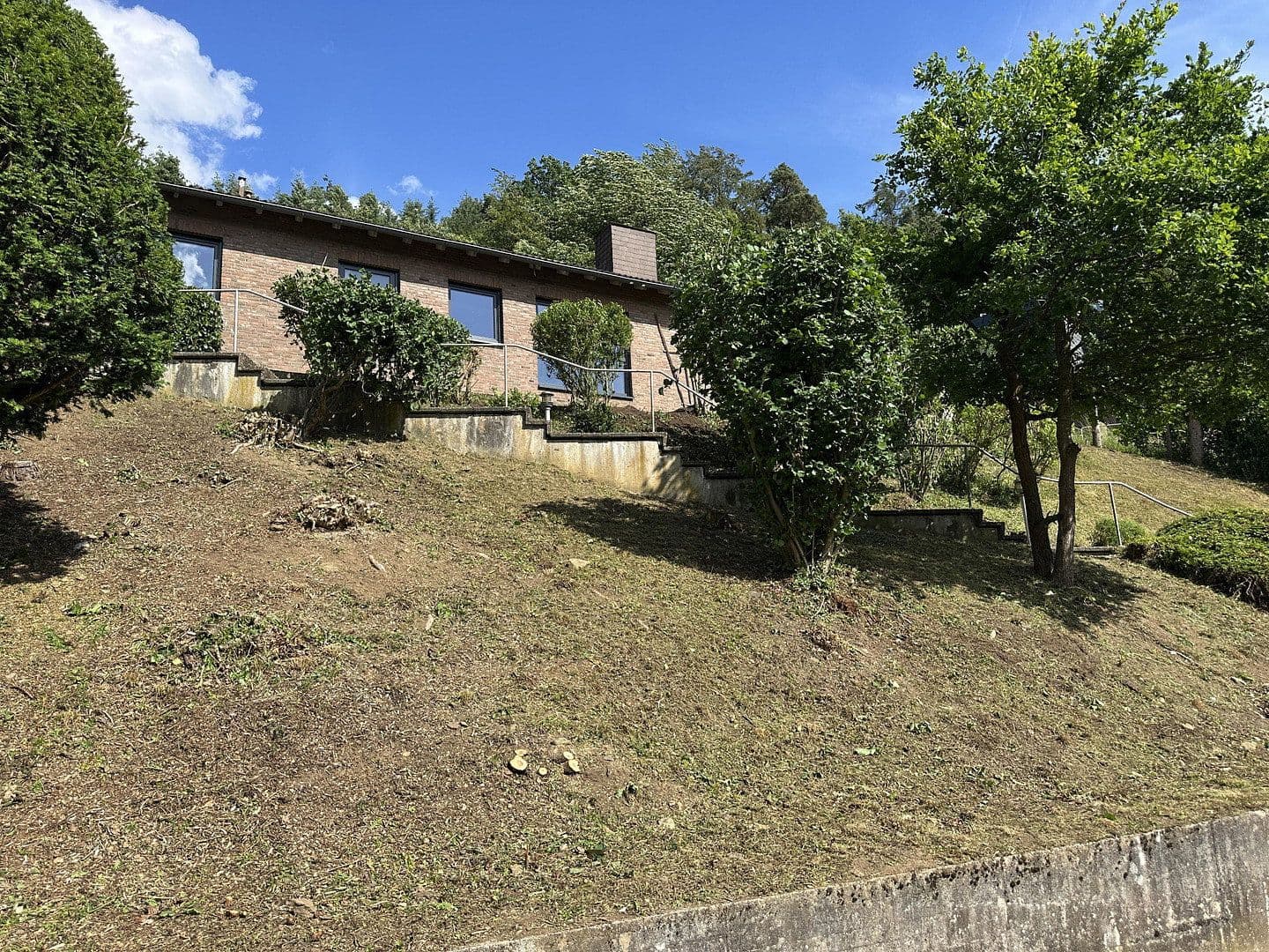 Predaj domu 300 m², pozemok 1.100 m², In den Lärchen 20, Mittenaar, Hesensko Predaj domu 300 m², pozemok 1.100 m², In den Lärchen 20, Mittenaar, Hesensko
