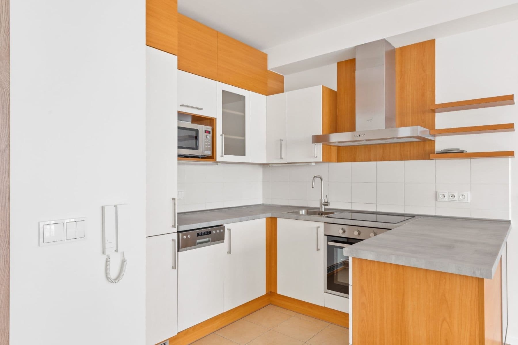 Prenájom bytu 3-izbový 71 m², Anny Rybníčkové, Praha, Praha Prenájom bytu 3-izbový 71 m², Anny Rybníčkové, Praha, Praha