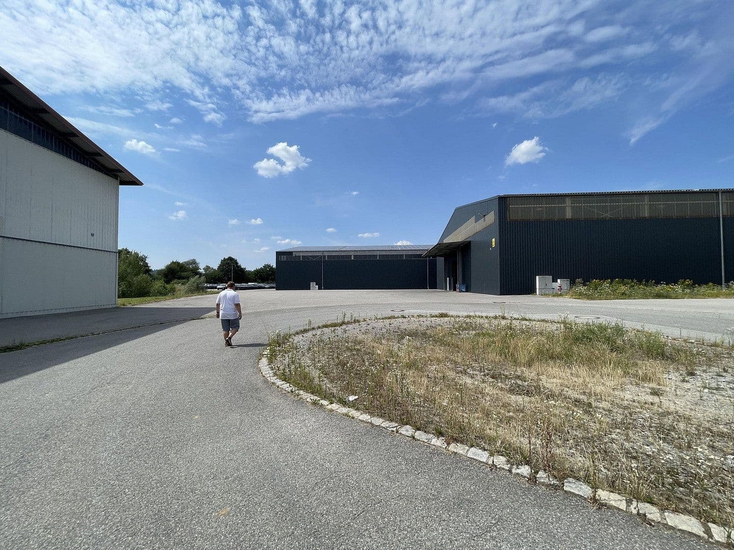 Prenájom nebytového priestoru 1.899 m², Im Gewerbepark 1, Hunderdorf, Bavorsko Prenájom nebytového priestoru 1.899 m², Im Gewerbepark 1, Hunderdorf, Bavorsko