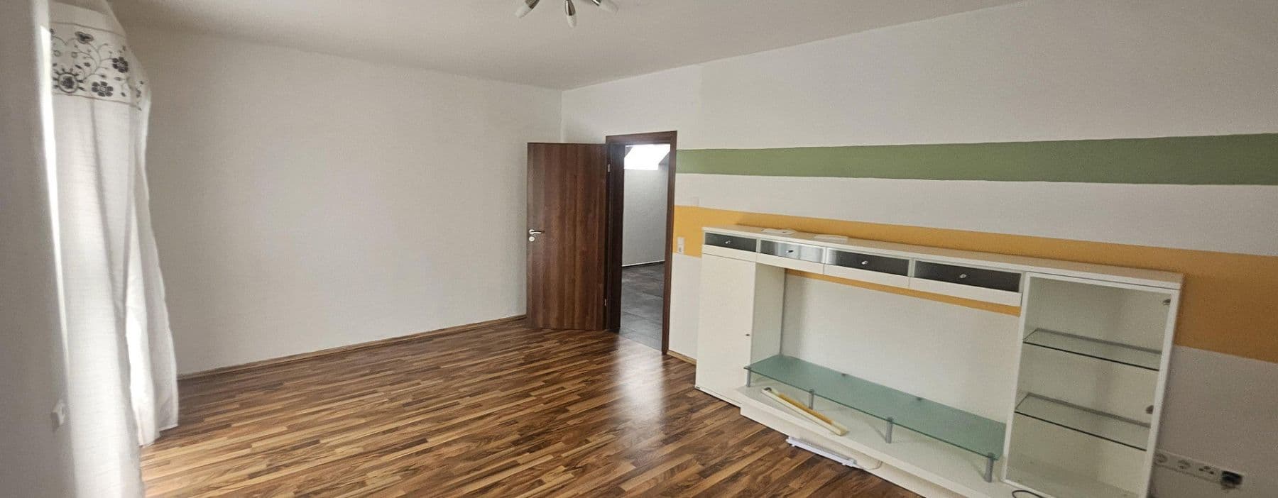 Predaj domu 209 m², pozemok 334 m², Lichtensteinstr., 64, Reutlingen, Bádensko-Wurttembersko Predaj domu 209 m², pozemok 334 m², Lichtensteinstr., 64, Reutlingen, Bádensko-Wurttembersko
