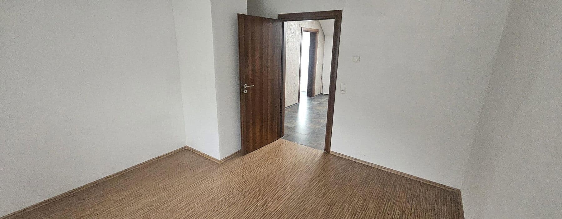Predaj domu 209 m², pozemok 334 m², Lichtensteinstr., 64, Reutlingen, Bádensko-Wurttembersko Predaj domu 209 m², pozemok 334 m², Lichtensteinstr., 64, Reutlingen, Bádensko-Wurttembersko