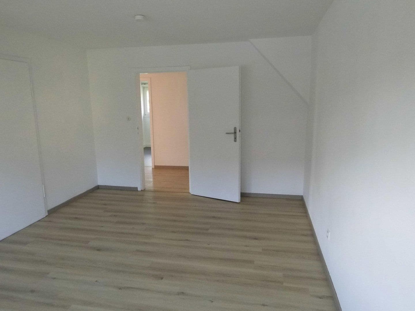 Prenájom bytu 3-izbový 67 m², Stuttgart, Bádensko-Wurttembersko Prenájom bytu 3-izbový 67 m², Stuttgart, Bádensko-Wurttembersko