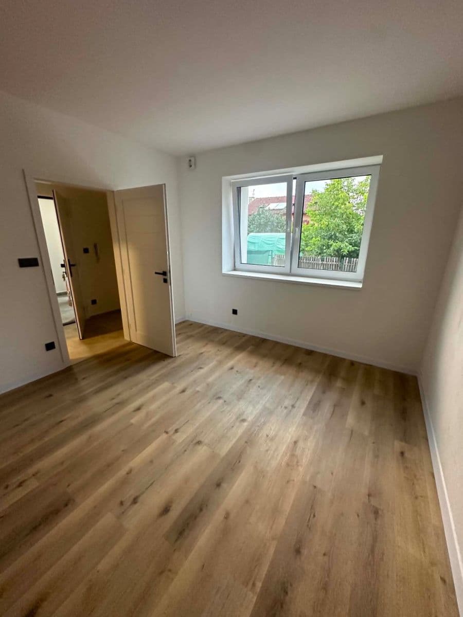 Prenájom bytu 2-izbový 42 m², Tlučenská kolonie, Tlučná, Plzeňský kraj Prenájom bytu 2-izbový 42 m², Tlučenská kolonie, Tlučná, Plzeňský kraj