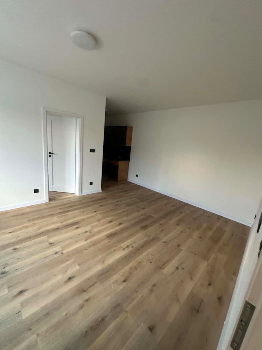 Prenájom bytu 2-izbový 42 m², Tlučenská kolonie, Tlučná, Plzeňský kraj Prenájom bytu 2-izbový 42 m², Tlučenská kolonie, Tlučná, Plzeňský kraj