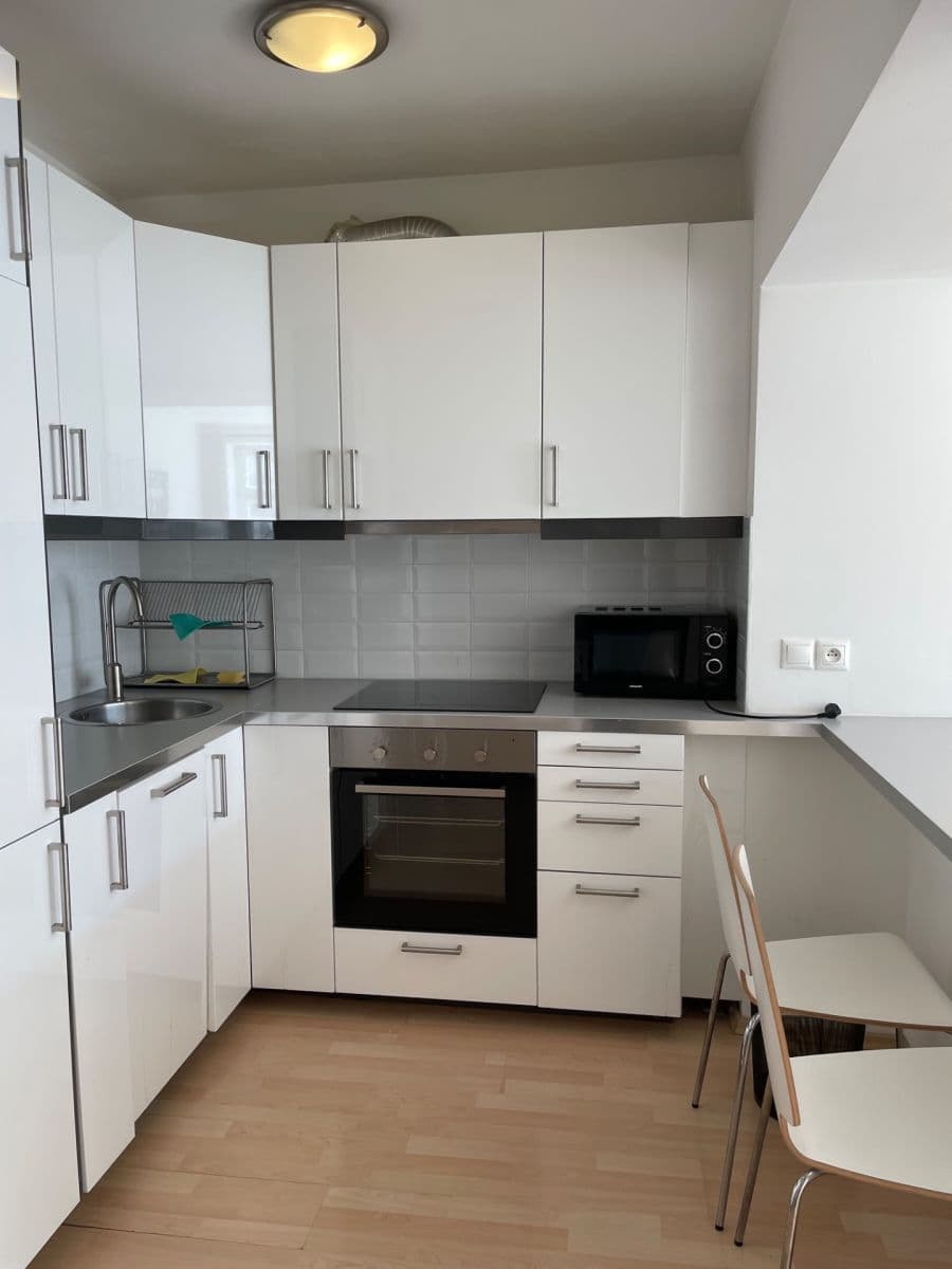 Prenájom bytu 1-izbový 37 m², Roháčova, Praha, Praha Prenájom bytu 1-izbový 37 m², Roháčova, Praha, Praha