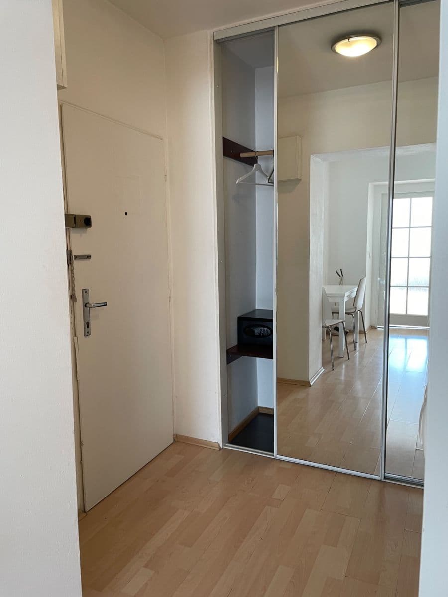 Prenájom bytu 1-izbový 37 m², Roháčova, Praha, Praha Prenájom bytu 1-izbový 37 m², Roháčova, Praha, Praha